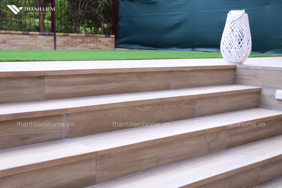 gach gia go op cau thang