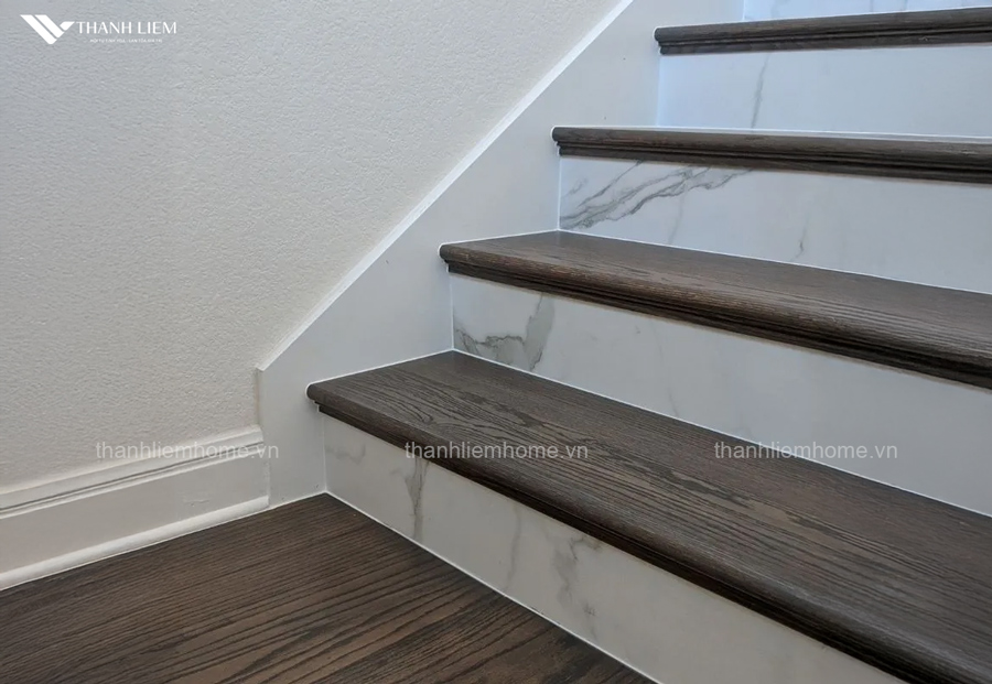 gach gia go op cau thang