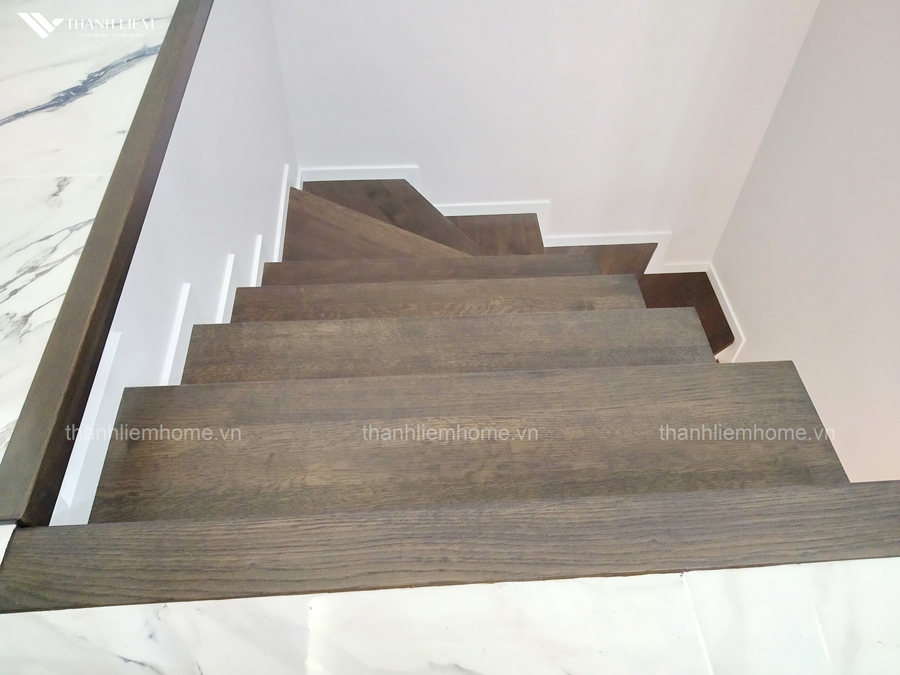 gach gia go op cau thang