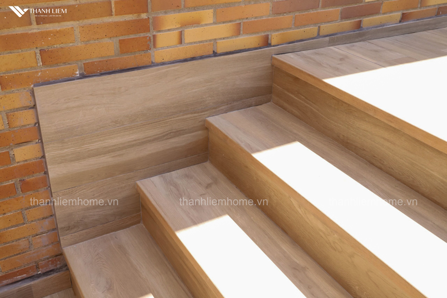 gach gia go op cau thang