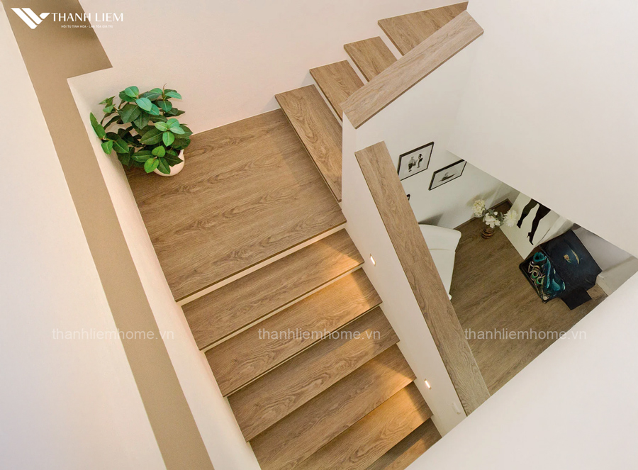 gach gia go op cau thang