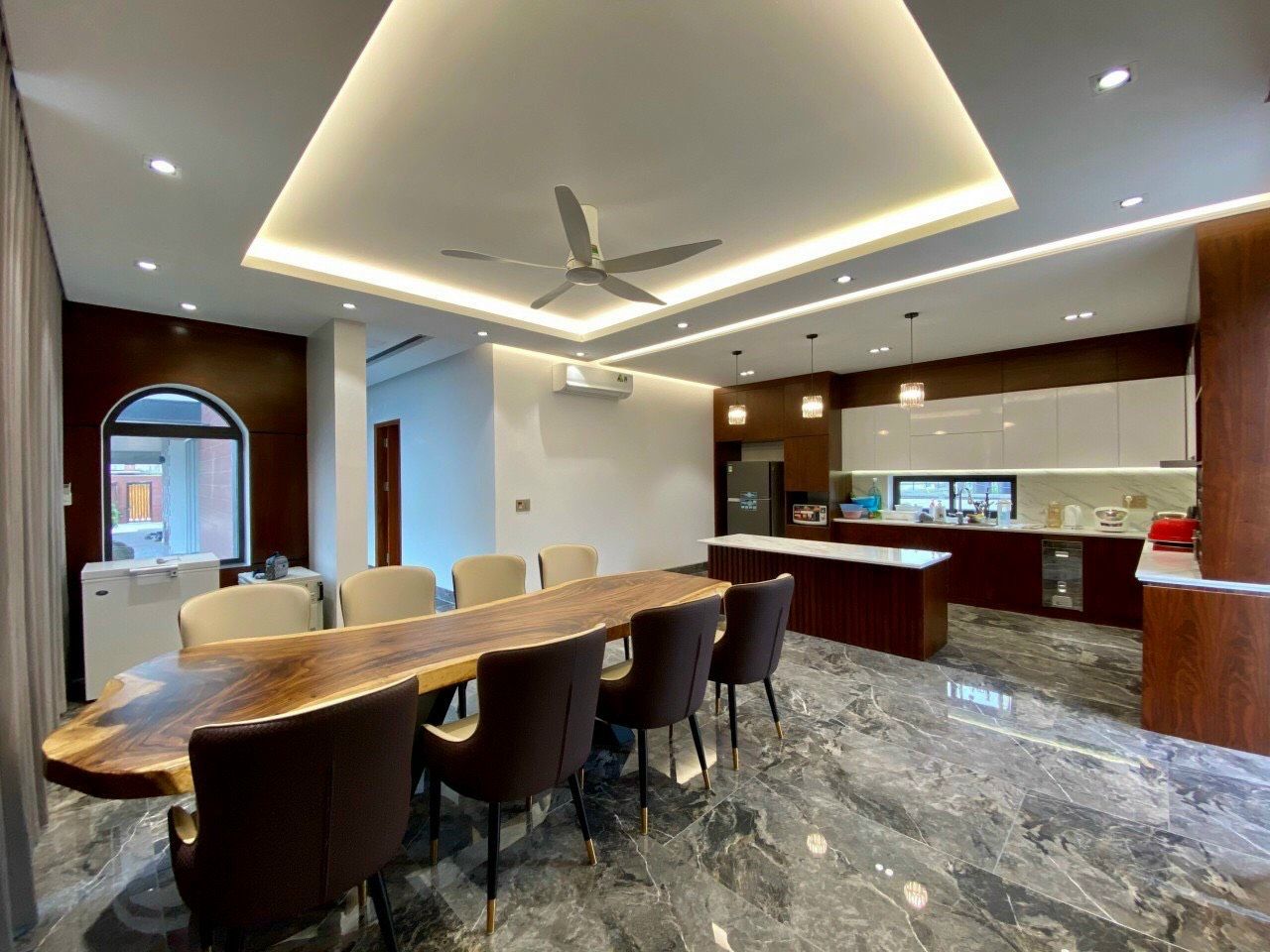 Lưu ý khi lựa chọn gạch ốp lát nhập khẩu  Chọn địa chỉ uy tín Luôn mua tại showroom, đại lý phân phối chính hãng để tránh hàng giả, hàng nhái kém chất lượng.  Kiểm tra thông số kỹ thuật Xem kỹ độ hút nước, cường độ uốn, lớp men bề mặt và tiêu chuẩn chất lượng.  Tính toán số lượng hợp lý Nên mua dư khoảng 5 – 10% để dự phòng khi thi công hoặc sửa chữa.  Kiểm tra ngoại quan gạch Đảm bảo viên gạch không bị nứt, cong vênh, màu sắc đồng đều. Bao bì cần có mã vạch, tem chính hãng.  Chọn gạch phù hợp với công năng  Nội thất: có thể chọn gạch bóng mờ, bóng kính, khổ lớn.  Ngoại thất: nên chọn gạch Porcelain, bề mặt nhám, chống trơn, độ hút nước <0.5%.