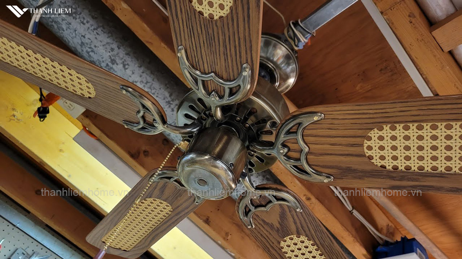 thiet ke cua quat tran canh go