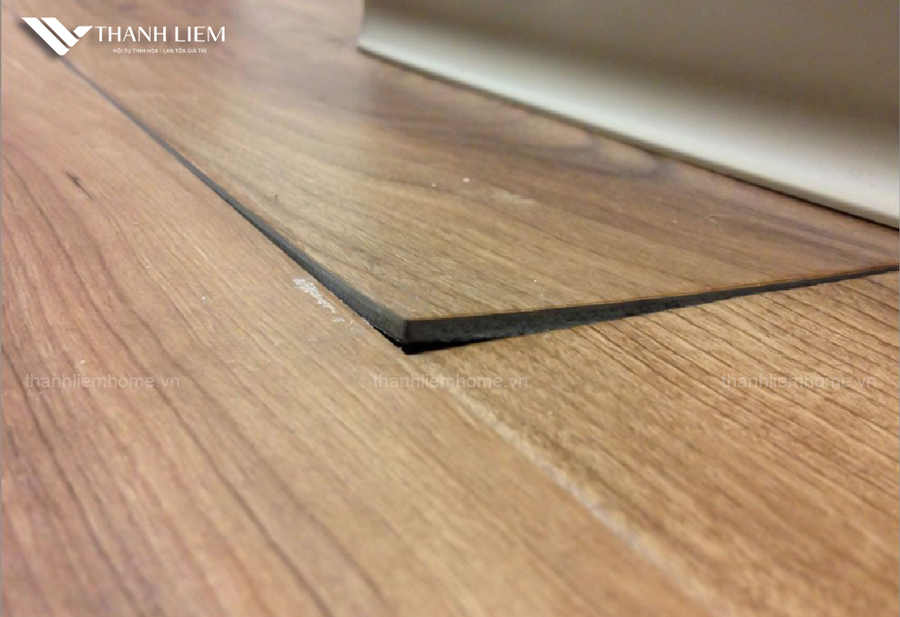 co nen lat gach gia go khong