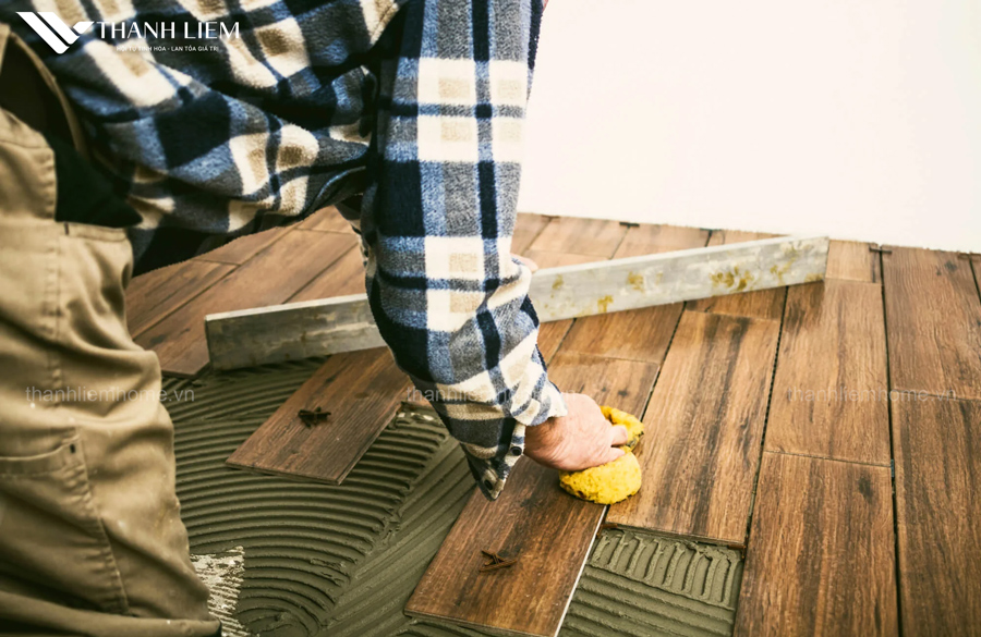 co nen lat gach gia go khong